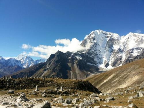 Memorials en route to Thengbouche