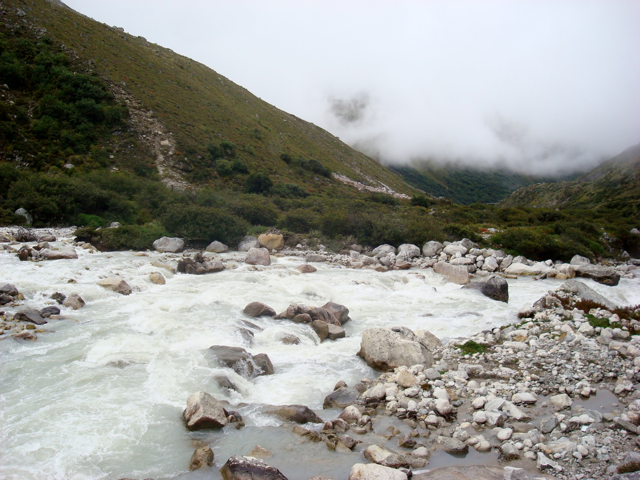 Everest base camp – The base to the top of the world: Thengbouche to Dingbouche (4530 m)